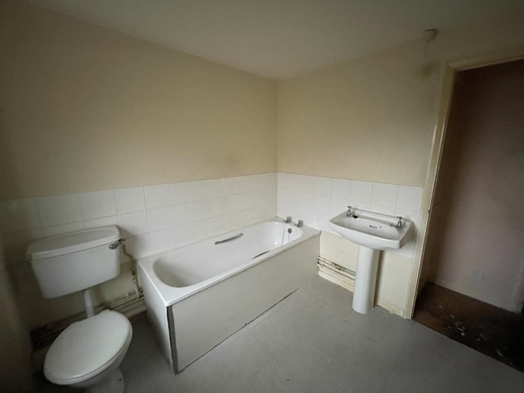 Lot: 148 - TOWN CENTRE HOUSE IN NEED OF IMPROVEMENT - Bathroom of house in need of improvement